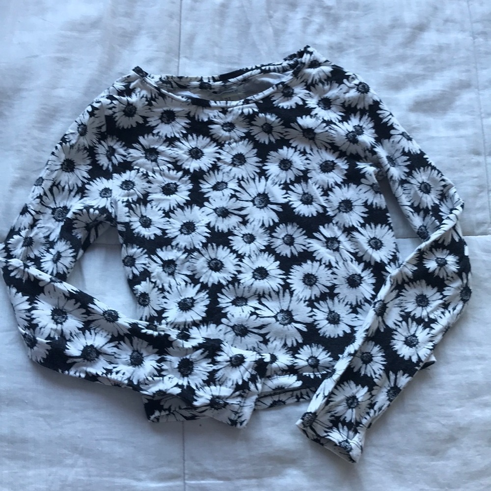 Cropped long sleeve daisy shirt
